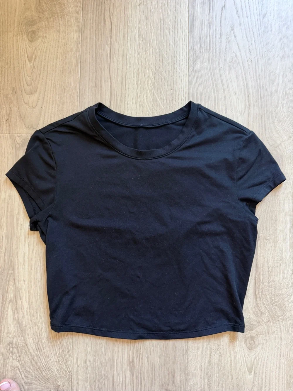 Alo Yoga Alosoft Finesse Cropped Short-Sleeved Tee in Black Sz Small